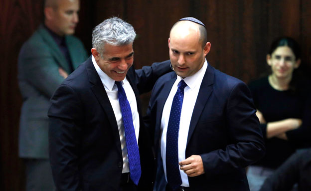 קרע גלוי בין האחים. השרים לפיד ובנט, ארכיון (צילום: רויטרס) קרע גלוי בין האחים. השרים לפיד ובנט, ארכיון (צילום: רויטרס)