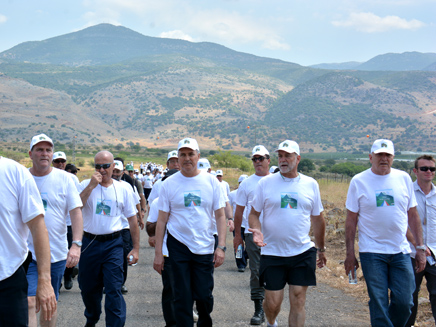 אהרונוביץ' ודנינו צועדים (צילום: חטיבת דובר המשטרה)