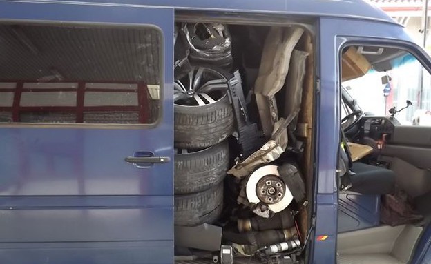 ב.מ.וו X6 בתוך רכב מסחרי