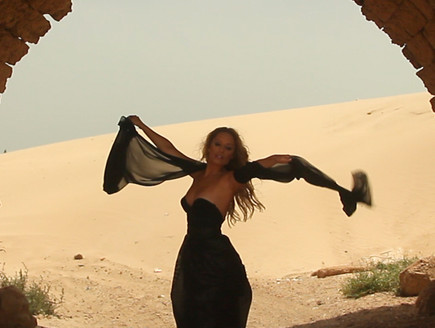דניאלה לוגסי, צילומי הקליפ ז'ה טם (צילום: מתוך הקליפ 