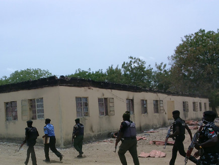 אנשי ביטחון מקיפים את בית הספר השרוף (צילום: ap)