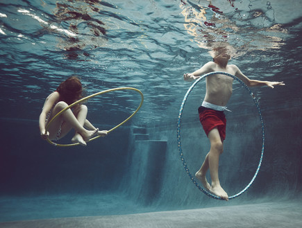 ילדים מתחת למים (צילום: Alix Martinez, צילום מסך)