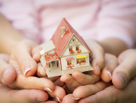 מחזיקים בית קטן בין הידיים, חולמים על בית (צילום: אימג'בנק / Thinkstock)
