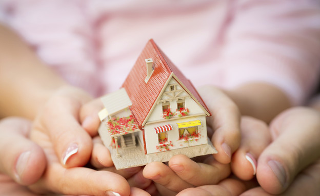 מחזיקים בית קטן בין הידיים, חולמים על בית (צילום: אימג'בנק / Thinkstock)