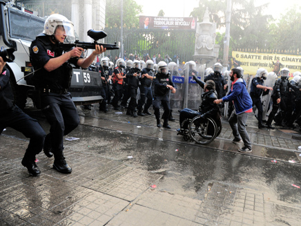 העימותים באיסטנבול (צילום: רויטרס)