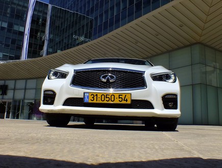 אינפינטי Q50 (צילום: נעם וינד)