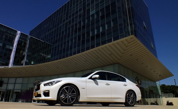 אינפינטי Q50