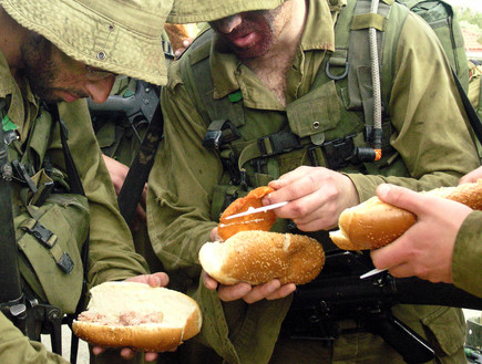 חיילים אוכלים בשטח (צילום: דובר צה