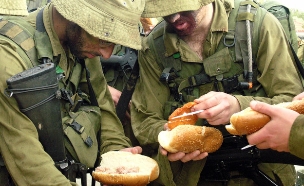 חיילים אוכלים בשטח (צילום: דובר צה"ל)