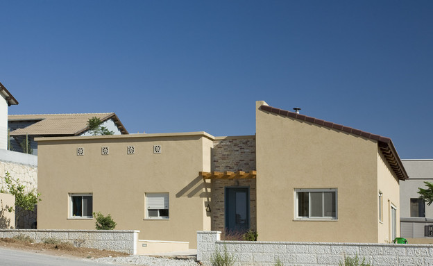 מרב בנר, הבית מבחוץ