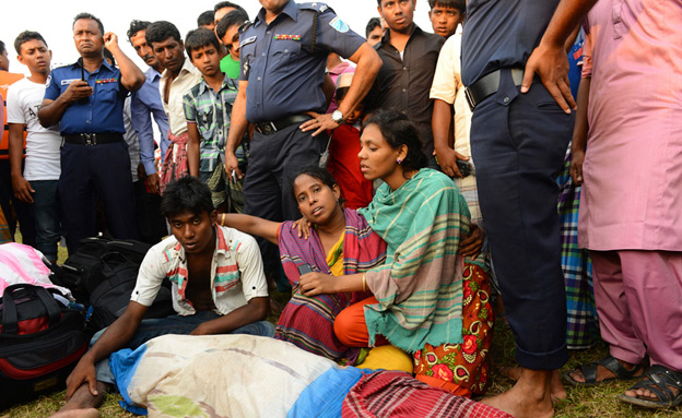 פינוי הגופות בבנגלדש (צילום: רויטרס)