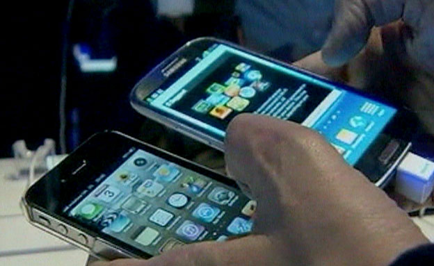 עשרות תביעות הדדיות. מכשירי אייפון וגלקסי (צילום: חדשות 2)