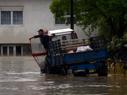 מאמצי החילוץ נמשכים (צילום: Reuters)