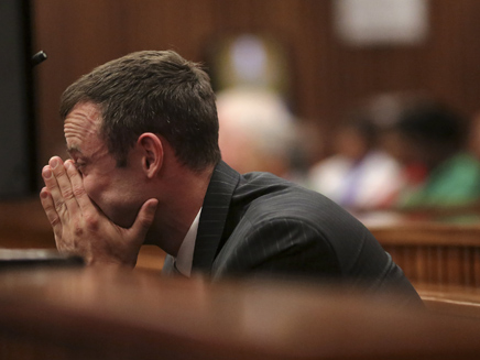האצן פורץ בבכי בזמן המשפט (צילום: רויטרס)