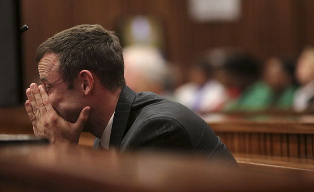 האצן פורץ בבכי בזמן המשפט (צילום: רויטרס)