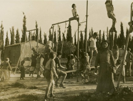 מגרש משחקים בקיבוץ משמר העמק, 1939 (צילום: ארכיון קיבוץ משמר העמק)