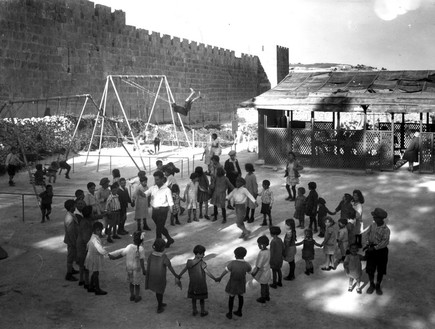 מגרש משחקים, הר ציון א', העיר העתיקה, ירושלים (צילום: מאוסף הדסה רוטשילד)