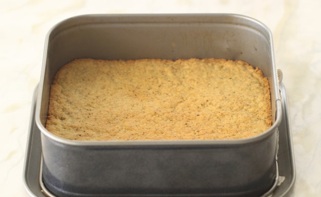 עוגת גבינה, שוקולד לבן ופיסטוק - שכבה ראשונה אפויה