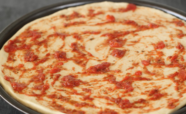 פיצה מושלמת - בצק מרודד עם רוטב (צילום: חן שוקרון, mako אוכל)
