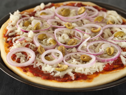 פיצה מושלמת - לפני האפייה (צילום: חן שוקרון, mako אוכל)