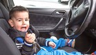 ילד בן שנתיים נוהג