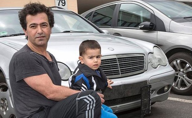 ילד בן שנתיים נוהג