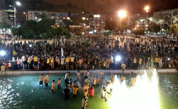 אלפי אוהדים זינקו לבריכה בכיכר רבין (צילום: עיריית תל אביב)