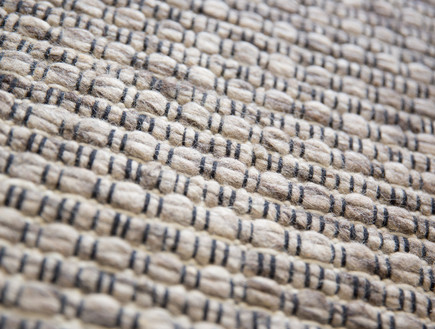 סלון, שטיח שחור לבן (צילום: ליאור קסון)