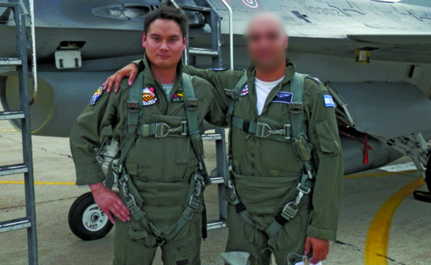 טייס תאילנדי עם טייס ישראלי (צילום: חיל האויר)