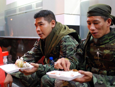 חיילים תאילנדים אוכלים (צילום: Takeaway)