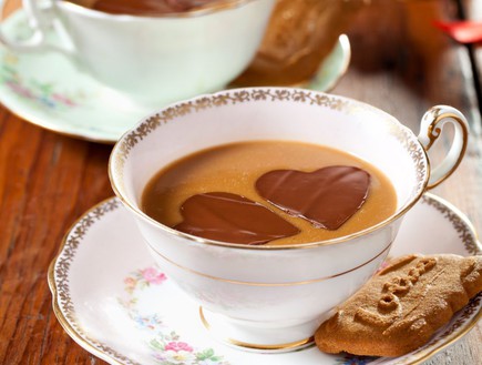 משקה חורפי של ממרח לוטוס עם לבבות שוקולד (צילום: בועז לביא, לוטוס)