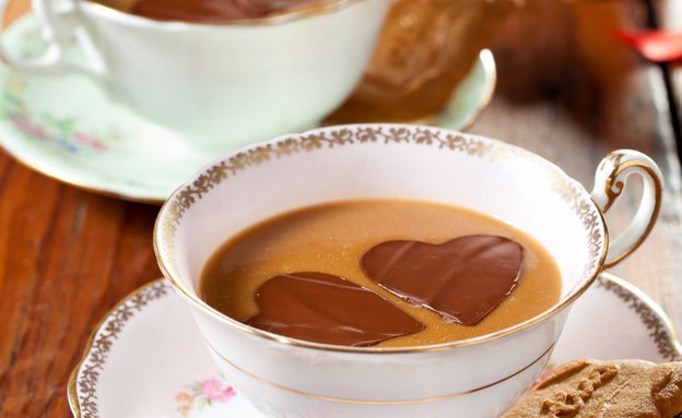 משקה חורפי של ממרח לוטוס עם לבבות שוקולד (צילום: בועז לביא, לוטוס)