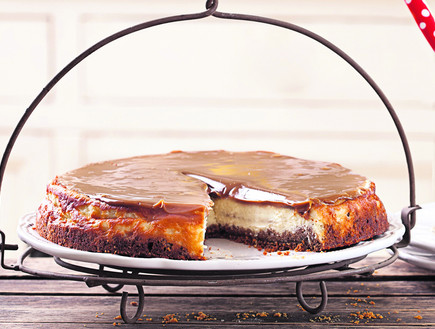 עוגת גבינה אמריקאית בציפוי קרמל מעודן (צילום: כפיר חרבי, לוטוס)