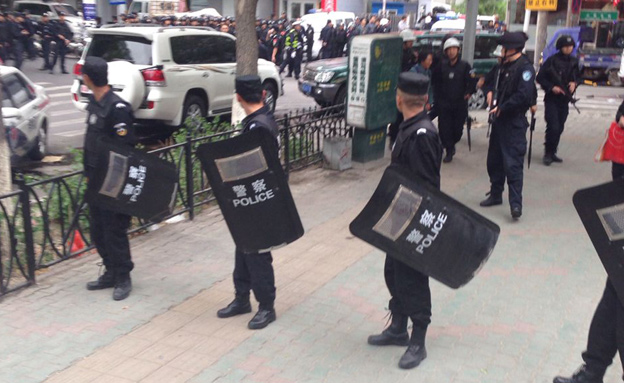 שוטרים בשינג'יאנג (צילום: AP)