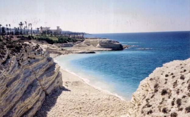 חוף ליד לטקיה בסוריה (צילום: ויקיפדיה)