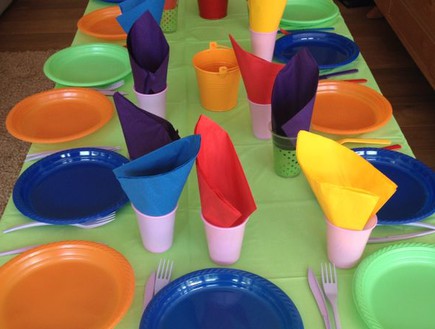 עוגת יום הולדת צבעונית - השולחן (צילום: פאולה רוזנברג, mako אוכל)