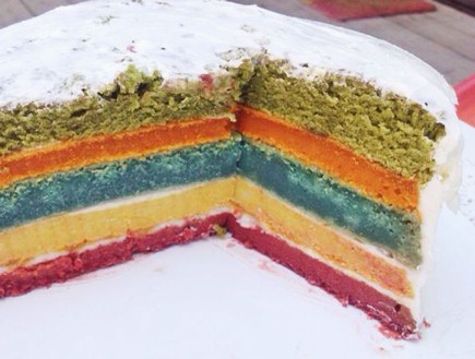 עוגת יום הולדת צבעונית (צילום: פאולה רוזנברג, mako אוכל)
