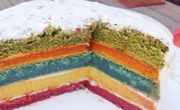 עוגת יום הולדת צבעונית (צילום: פאולה רוזנברג, אוכל טוב)