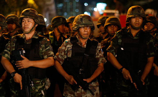 תאילנד: הצבא עצר את רה"מ לשעבר (צילום: רויטרס)