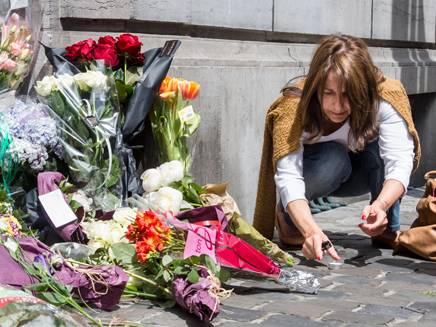פרחים לזכר הקורבנות מחוץ למוזיאון (צילום: AP)