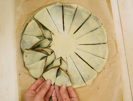 עוגת שמרים קלועה עם נוטלה - הקליעה (צילום: מתוך הבלוג handimania.com)