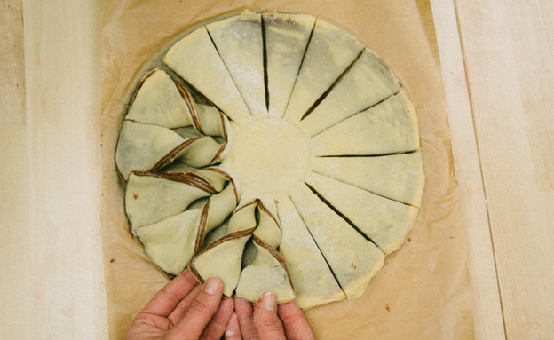 עוגת שמרים קלועה עם נוטלה - הקליעה