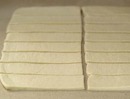 אצבעות שמרים במילוי גבינה - חותכים את הבצק (צילום: חן שוקרון, mako אוכל)