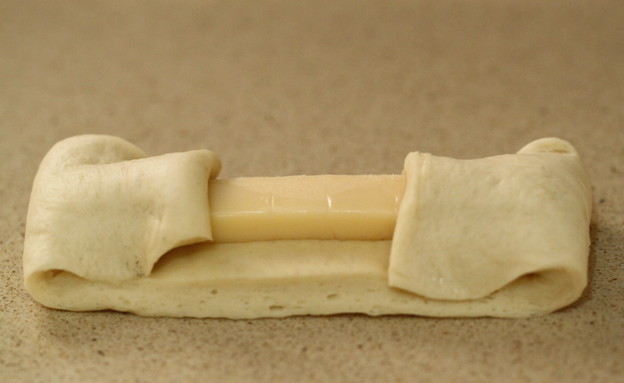 אצבעות שמרים במילוי גבינה - מניחים גבינה