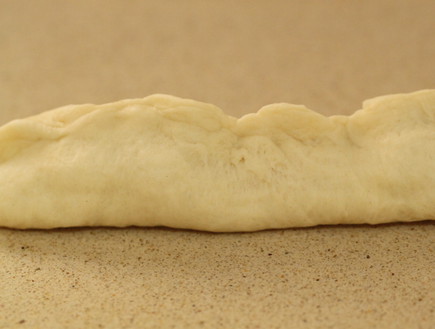 אצבעות שמרים במילוי גבינה - סוגרים את הבצק (צילום: חן שוקרון, mako אוכל)