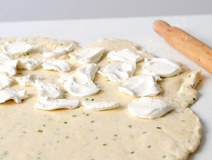עוגיות גבינת עזים מלוחות - מכינים את הבצק (צילום: שרית נובק - מיס פטל, mako אוכל)