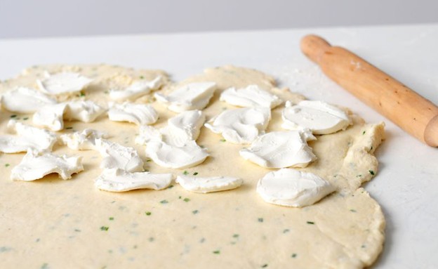 עוגיות גבינת עזים מלוחות - מכינים את הבצק