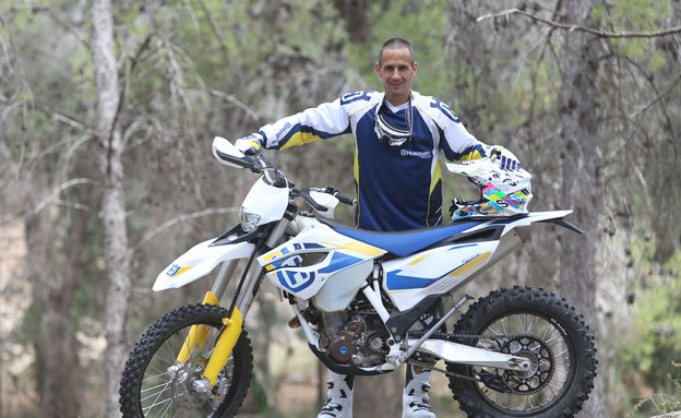 רז הימן על אופנוע