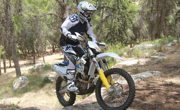 רז הימן על אופנוע