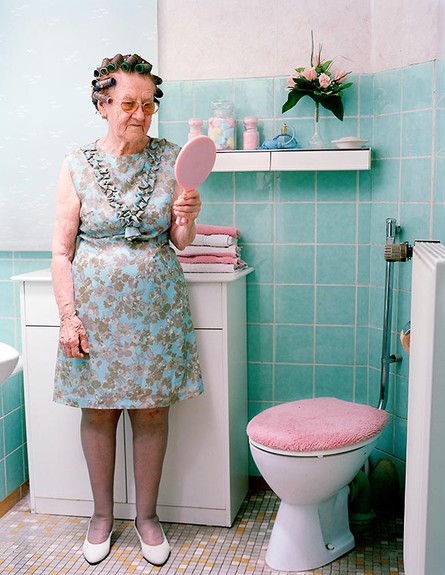 סבתא בשמלה כחולה. מתוך הפרויקט של נינה רודר (צילום: נינה רודר)
